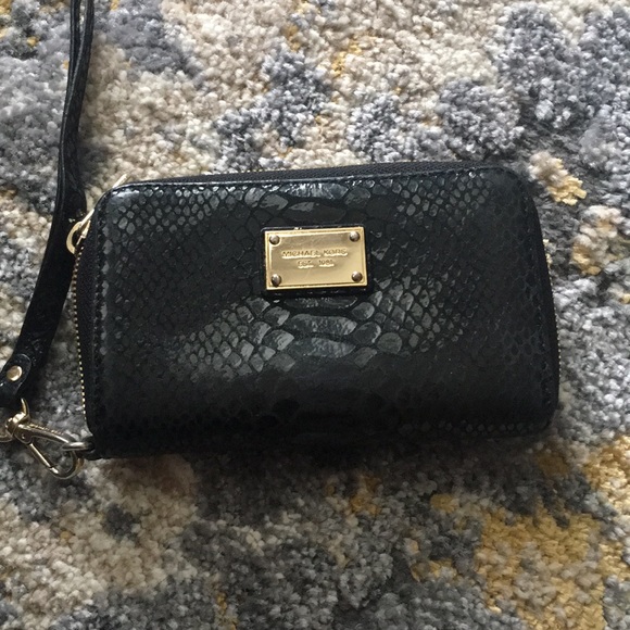 Michael Kors Handbags - Michael Kors wristlet zip wallet Michael Kors Handbags - Michael Kors wristlet zip wallet